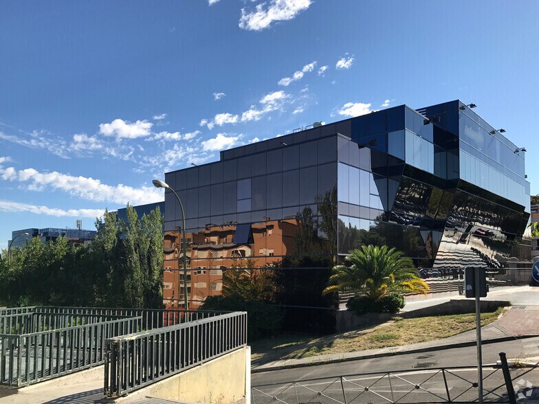 Bureau dans Pozuelo de Alarcón, Madrid à vendre - Photo de l’immeuble – Image 2 sur 3