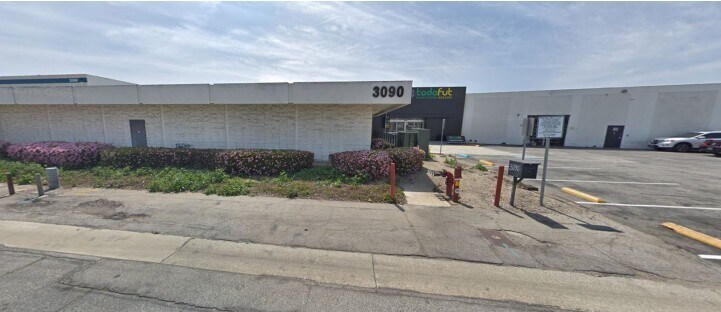 3090 E Airport Way, Long Beach, CA à louer - Photo de l’immeuble – Image 3 sur 6
