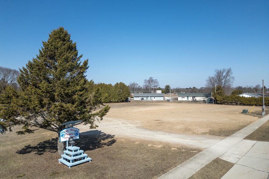 3612 Bellevue Pl, Two Rivers, WI à vendre - Photo de l’immeuble – Image 2 sur 32