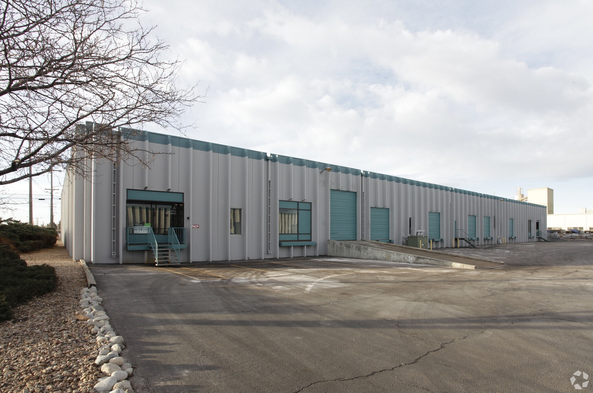 4355 Monaco Pky, Denver, CO à louer Photo principale– Image 1 sur 5
