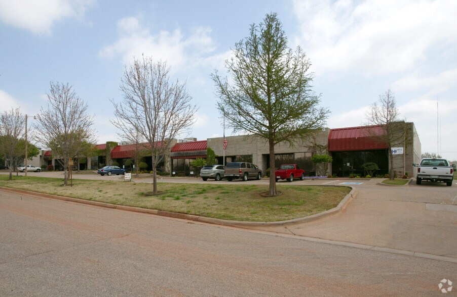 7700 N Hudson Ave, Oklahoma City, OK à louer - Photo de l’immeuble – Image 2 sur 24