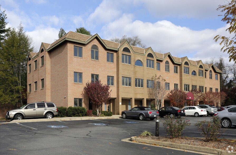 243 Church St NW, Vienna, VA à louer - Photo de l’immeuble – Image 1 sur 12