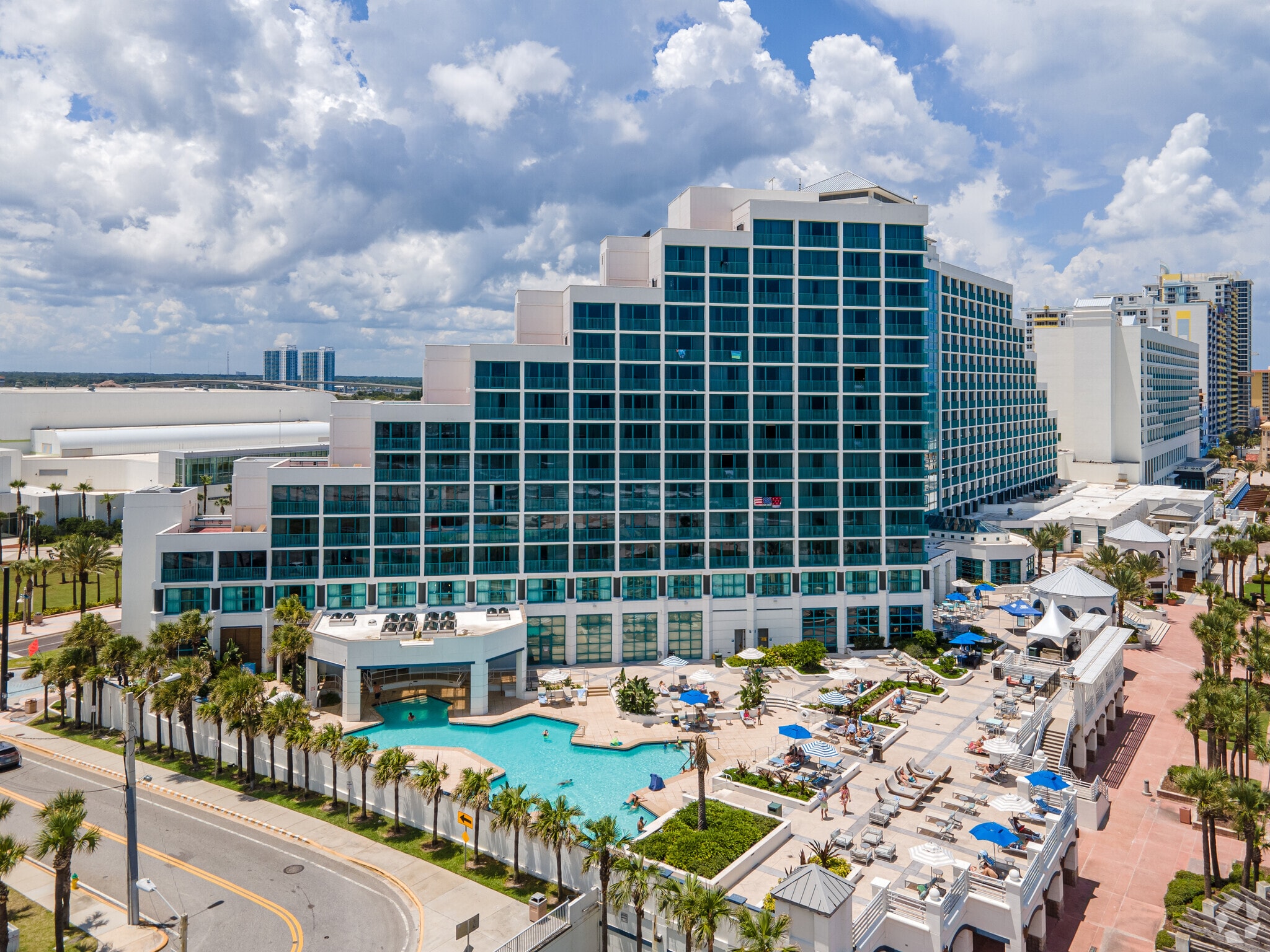 100 N Atlantic Ave, Daytona Beach, FL à louer Photo principale– Image 1 sur 8