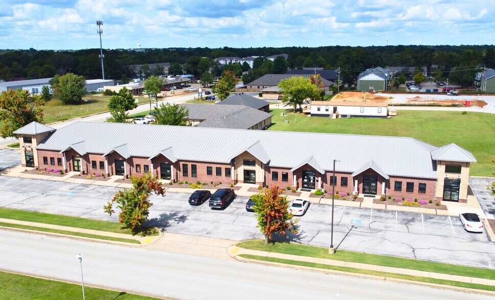 2323 W Chestnut St, Rogers, AR à louer - Photo de l’immeuble – Image 1 sur 7