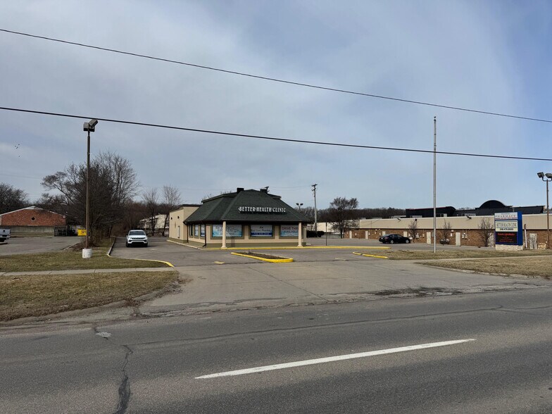 8275 N Wayne Rd, Westland, MI à louer - Photo de l’immeuble – Image 3 sur 10