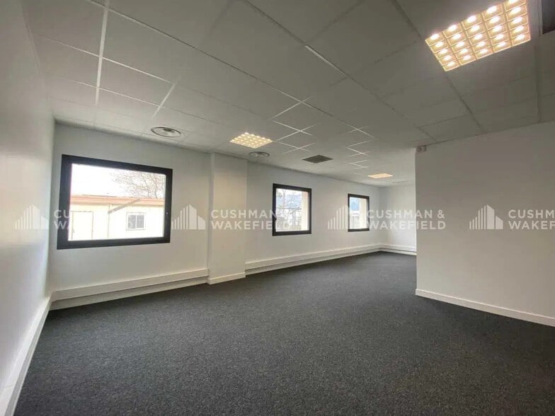 792 Avenue De La Fleuride, Aubagne à louer - Photo de l’immeuble – Image 2 sur 9