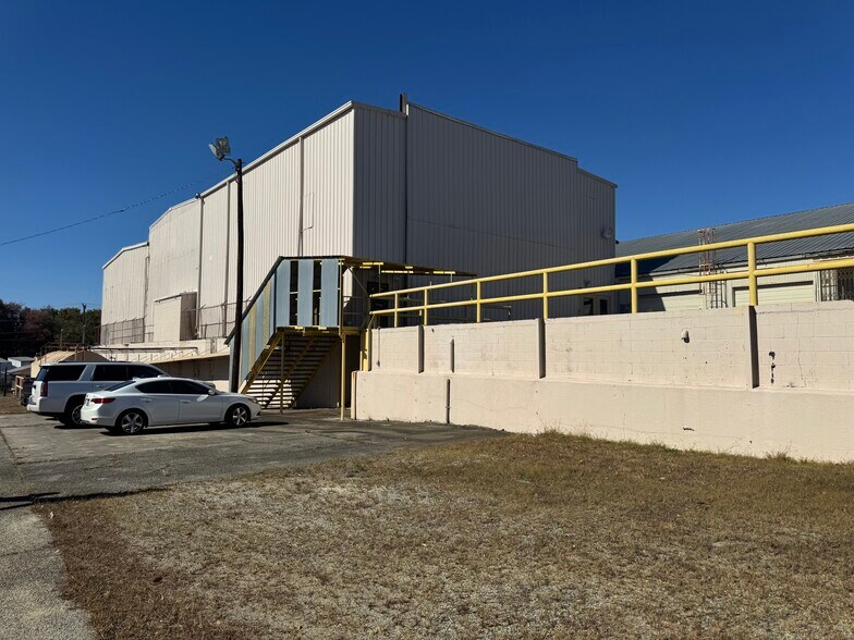 2100 E Martin Luther King Jr Dr, High Point, NC à louer - Photo principale – Image 1 sur 5
