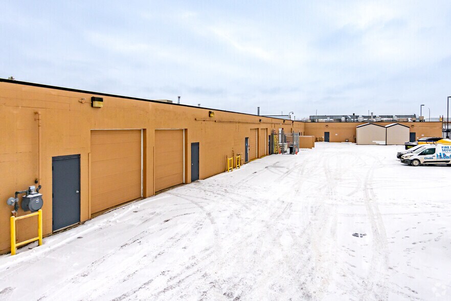 10104-10122 175 St NW, Edmonton, AB à louer - Photo de l’immeuble – Image 3 sur 3