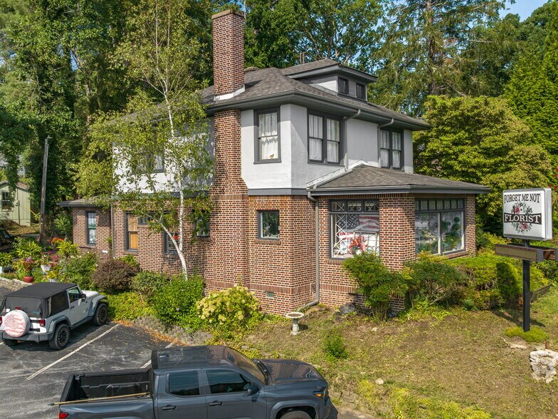 104 Clairmont Dr, Hendersonville, NC à vendre - Photo de l’immeuble – Image 2 sur 12