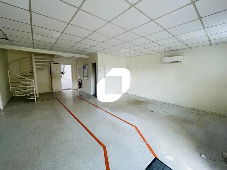 Local d’activités dans Pontault-Combault à louer - Photo intérieure – Image 2 sur 4