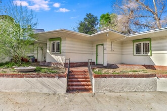 2425 Glover Pl, Los Angeles, CA à louer Photo intérieure– Image 1 sur 32