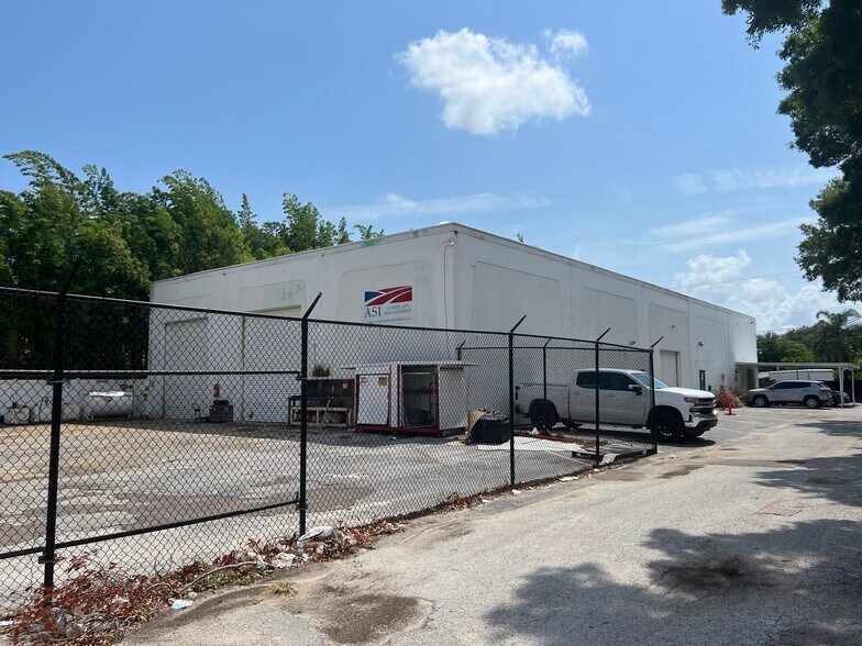 7704 W Hillsborough Ave, Tampa, FL à louer - Photo de l’immeuble – Image 3 sur 9