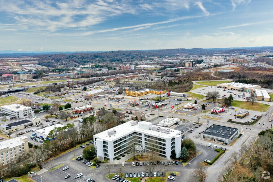 408 N Cedar Bluff Rd, Knoxville, TN à vendre - Photo de l’immeuble – Image 2 sur 5