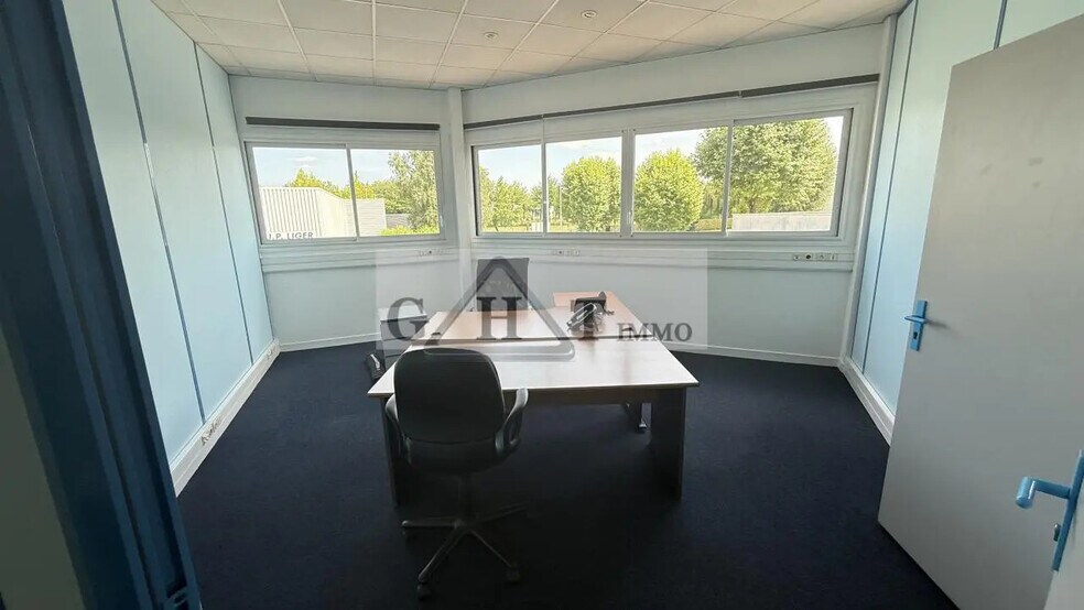 Bureau dans Quincy-Voisins à louer - Photo de l’immeuble – Image 1 sur 8