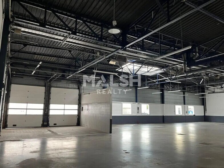 Local d’activités dans Vénissieux à louer - Photo de l’immeuble – Image 3 sur 12