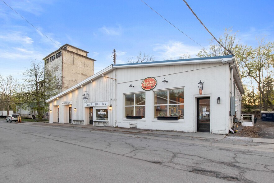 33 Elm St, East Aurora, NY à vendre - Photo de l’immeuble – Image 2 sur 92