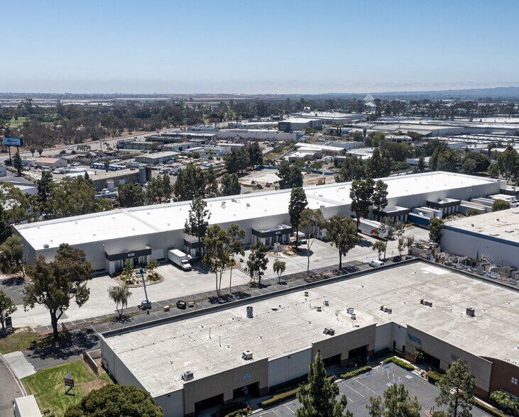 9340 Cabot Dr, San Diego, CA à louer - Photo de l’immeuble – Image 3 sur 5