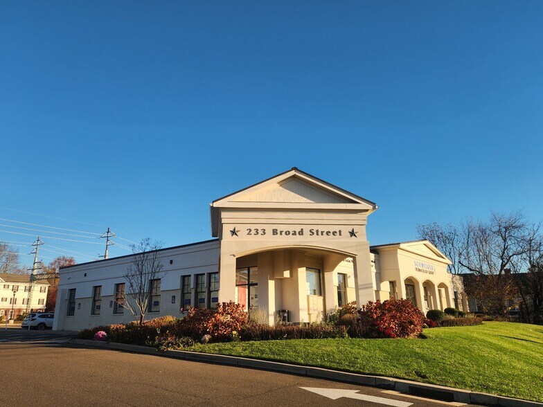 233 Broad St, Milford, CT à louer - Photo de l’immeuble – Image 3 sur 13