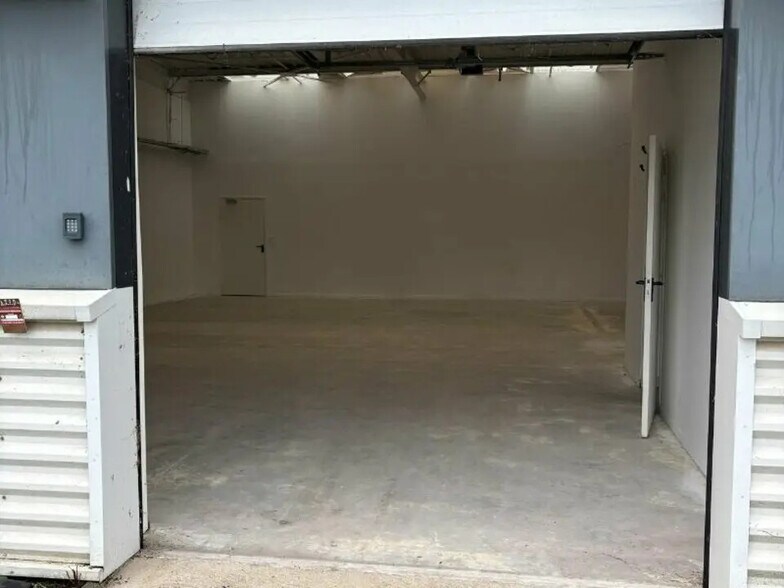 Local d’activités dans Les Attaques à louer - Photo de l’immeuble – Image 3 sur 4