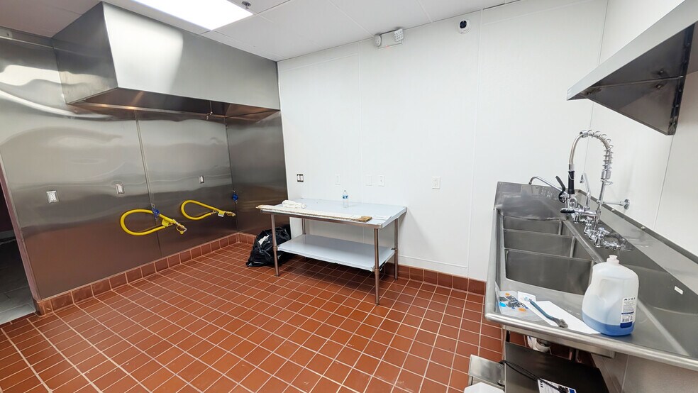 1714 E McFadden Ave, Santa Ana, CA à louer - Photo de l’immeuble – Image 3 sur 11