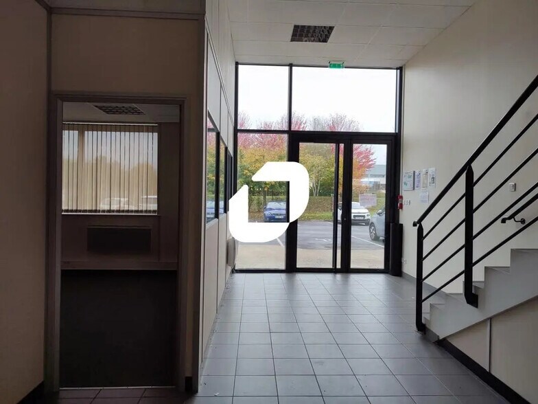 441 Avenue Marguerite Perey, Lieusaint à louer - Photo de l’immeuble – Image 3 sur 8