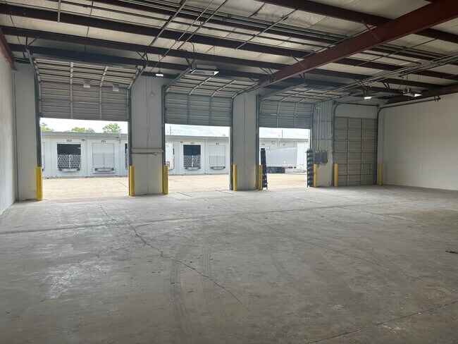 Plus de détails pour 15925 Morales Rd, Houston, TX - Bureau, Industriel/Logistique à louer