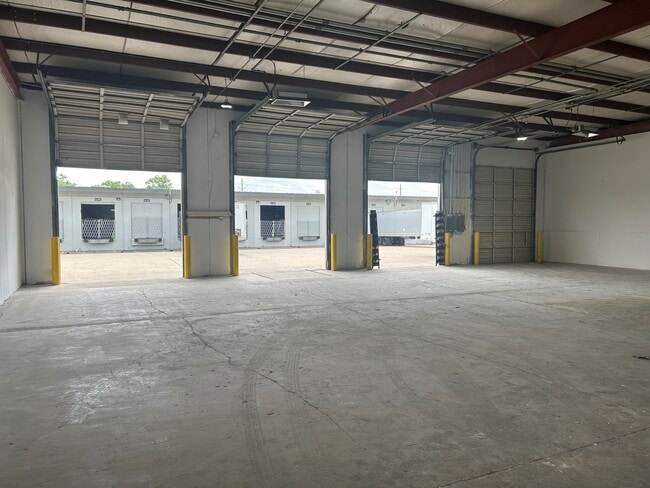 Plus de détails pour 15925 Morales Rd, Houston, TX - Bureau, Industriel/Logistique à louer