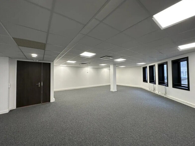 85 Rue Des Trois Fontanot, Nanterre à louer - Photo de l’immeuble – Image 3 sur 13