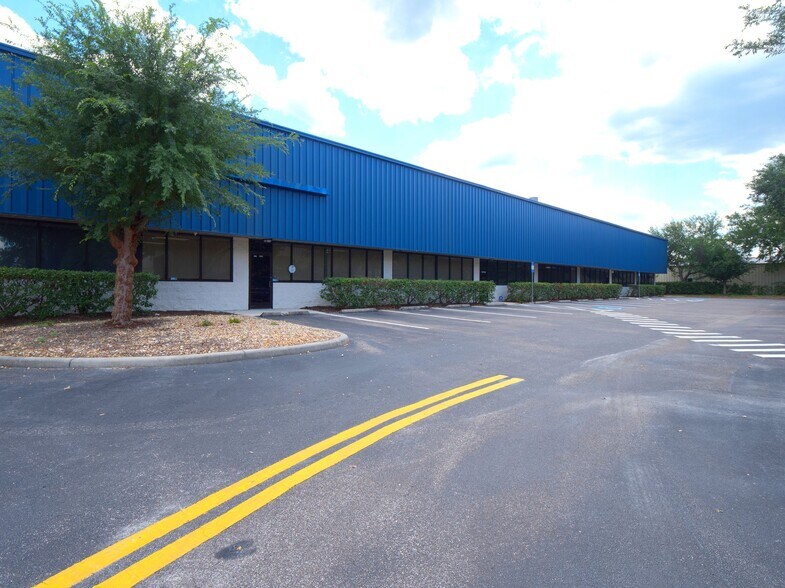 402 Chairman Ct, DeBary, FL à louer - Photo de l’immeuble – Image 1 sur 46