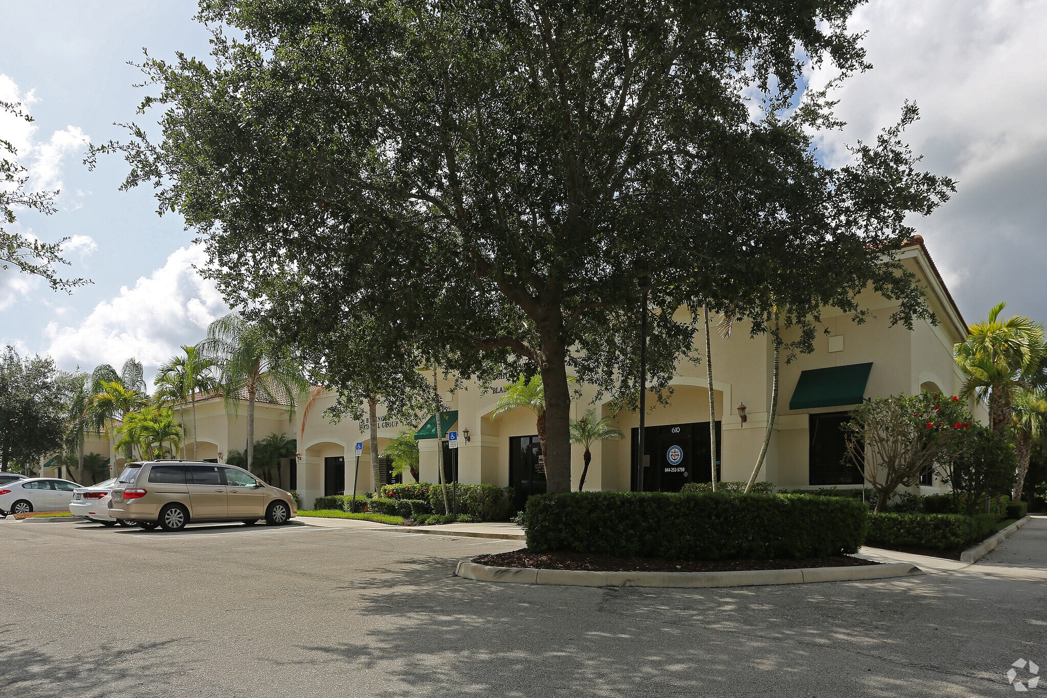 610-628 SE Central Pky, Stuart, FL à louer Photo de l’immeuble– Image 1 sur 5