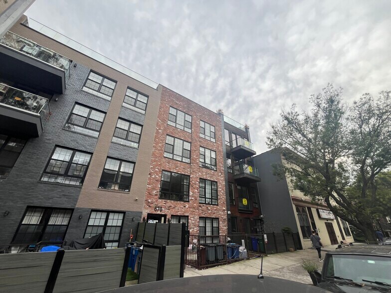 670 Halsey St, Brooklyn, NY à vendre - Photo principale – Image 1 sur 5