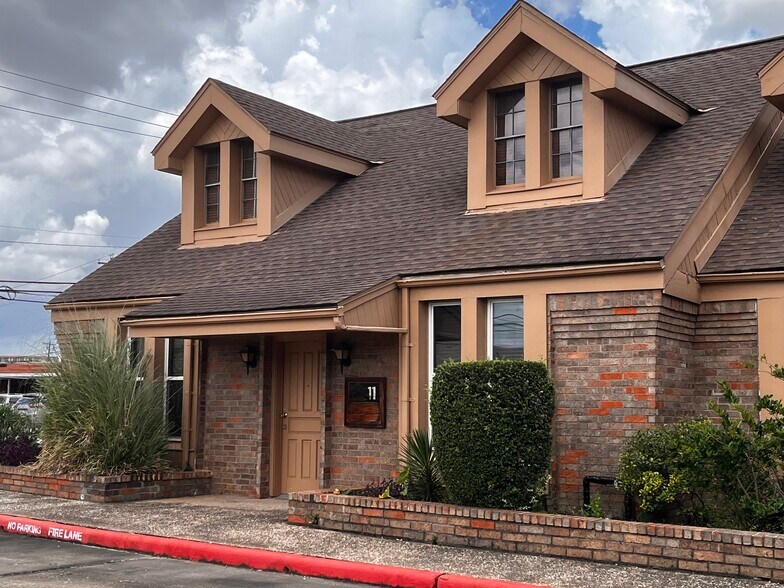 6910 Bellaire Blvd, Houston, TX à vendre - Photo de l’immeuble – Image 2 sur 17