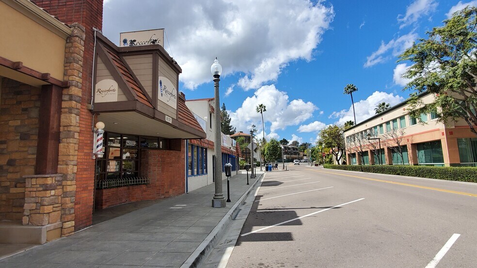 8131 La Mesa Blvd, La Mesa, CA à louer - Photo de l’immeuble – Image 3 sur 8