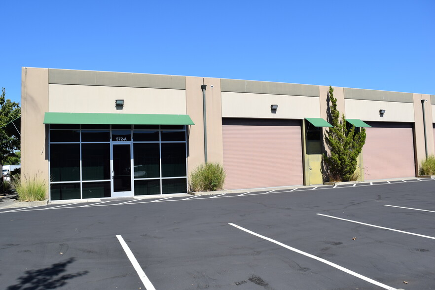 572 Martin Ave, Rohnert Park, CA à louer - Photo de l’immeuble – Image 2 sur 14