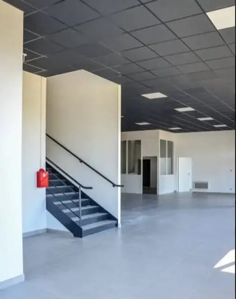 Local d'activités dans Persan à vendre - Photo de l’immeuble – Image 1 sur 22