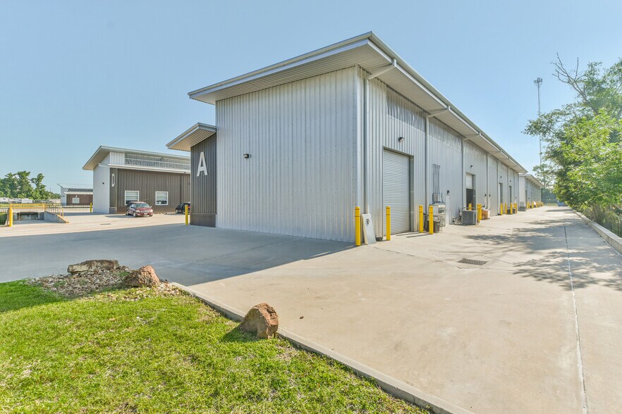331 Corporate Wood Dr, Magnolia, TX à louer - Photo de l’immeuble – Image 3 sur 27