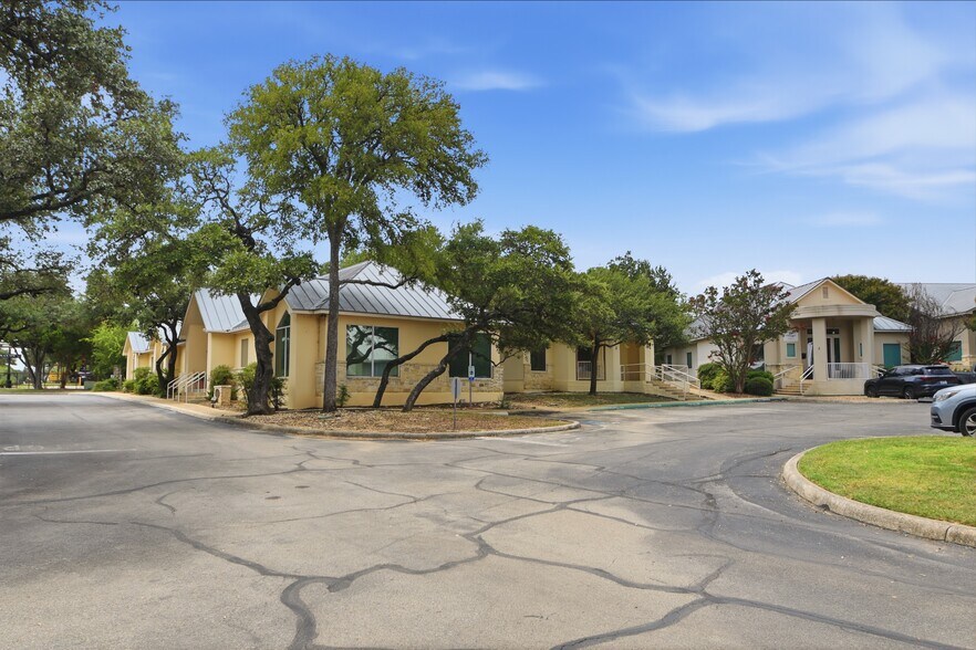 15303 Huebner Rd, San Antonio, TX à louer - Photo de l’immeuble – Image 2 sur 4