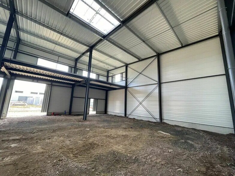 Local d'activités dans Mondeville à vendre - Photo de l’immeuble – Image 3 sur 5