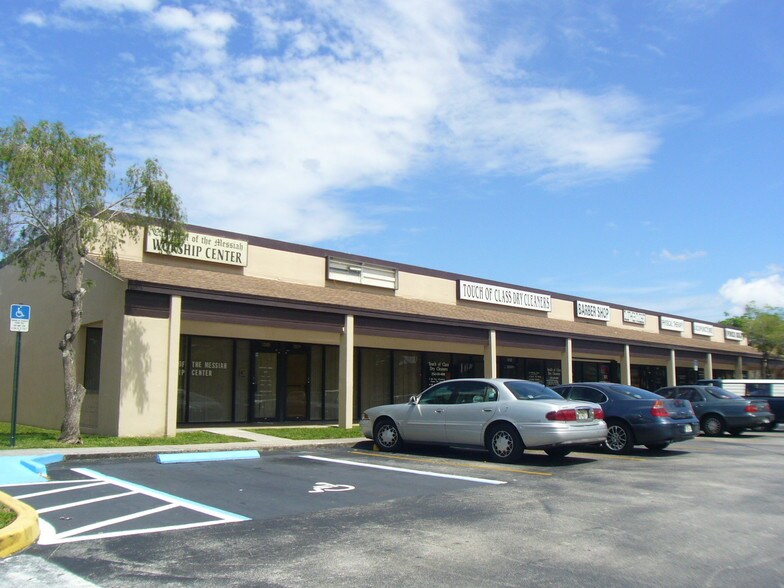 1501-1571 N Palm Ave, Pembroke Pines, FL à louer - Photo de l’immeuble – Image 3 sur 7