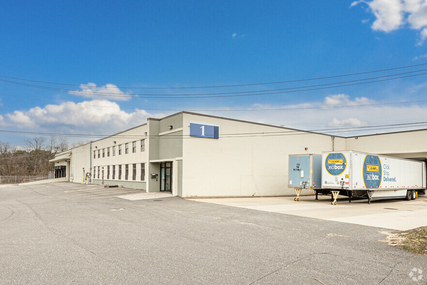1 Adams Blvd, Farmingdale, NY à louer - Photo de l’immeuble – Image 3 sur 4