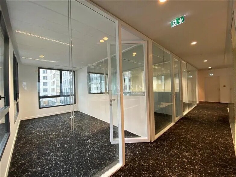 Bureau dans Montigny-le-Bretonneux à vendre - Photo de l’immeuble – Image 3 sur 8