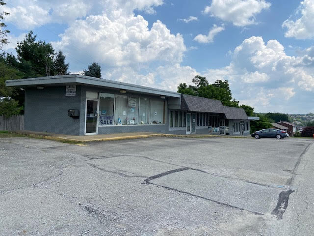 6 W Hempfield Dr, Irwin, PA à louer - Photo de l’immeuble – Image 2 sur 3