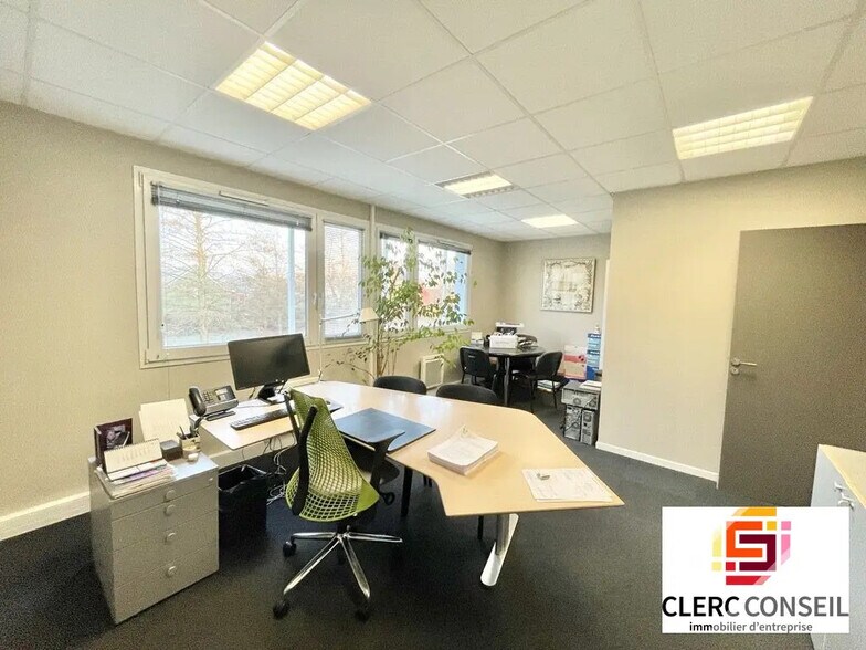 Bureau dans Mont-Saint-Aignan à louer - Photo de l’immeuble – Image 2 sur 11