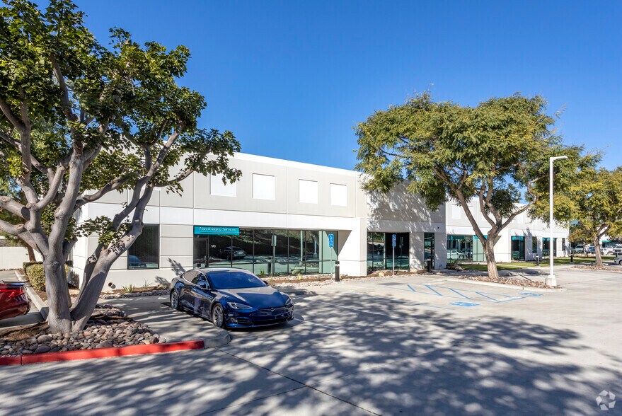 7098 Miratech Dr, San Diego, CA à louer - Photo principale – Image 1 sur 14