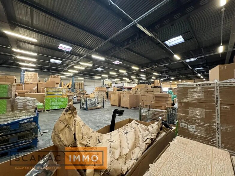 Industriel/Logistique dans à louer - Photo de l’immeuble – Image 2 sur 12