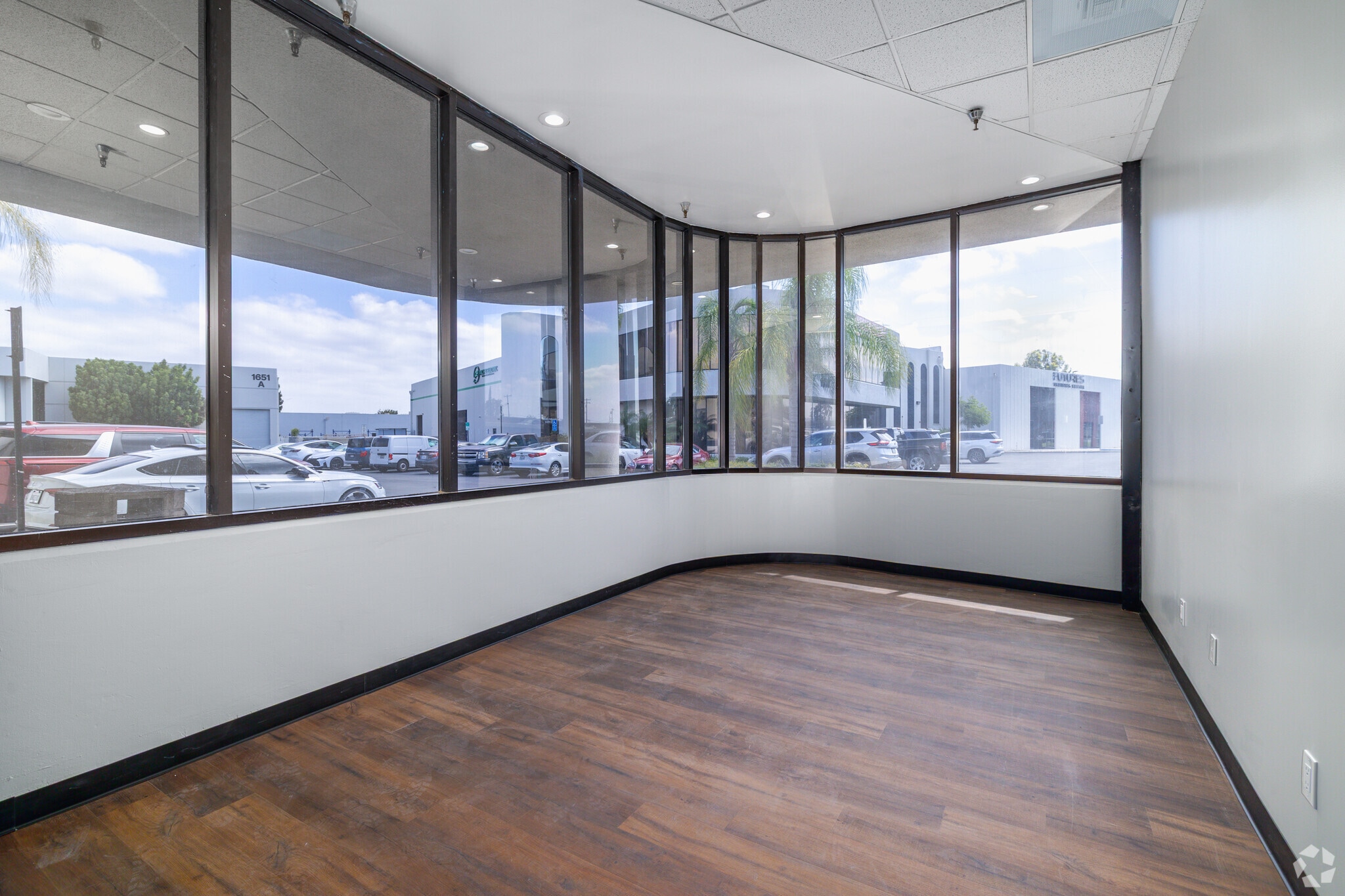1611 W Pomona Rd, Corona, CA à louer Photo intérieure– Image 1 sur 1