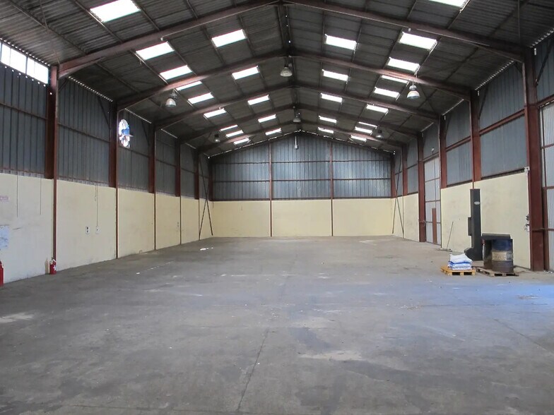 Local d’activités dans Mollégès à louer - Photo de l’immeuble – Image 3 sur 7