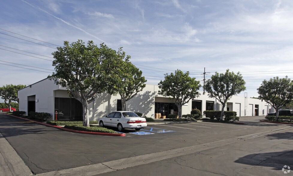 3605 W MacArthur Blvd, Santa Ana, CA à louer - Photo de l’immeuble – Image 2 sur 2