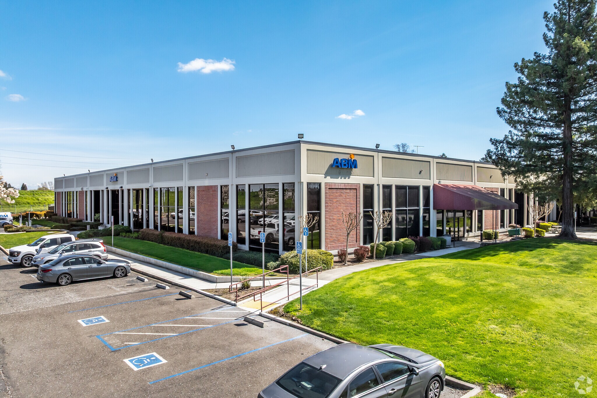 3640 Northgate Blvd, Sacramento, CA à louer Photo de l’immeuble– Image 1 sur 8