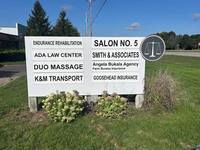 6440 E Fulton St, Ada, MI à louer - Photo de l’immeuble – Image 2 sur 20